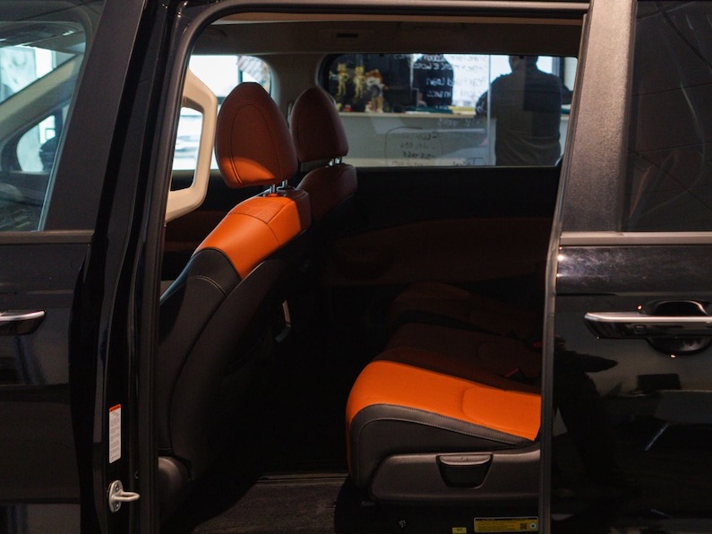 There are a couple cons of the 2025 Kia Carnival including a lack of smaller storage cubbies, no AWD, and tricky controls.