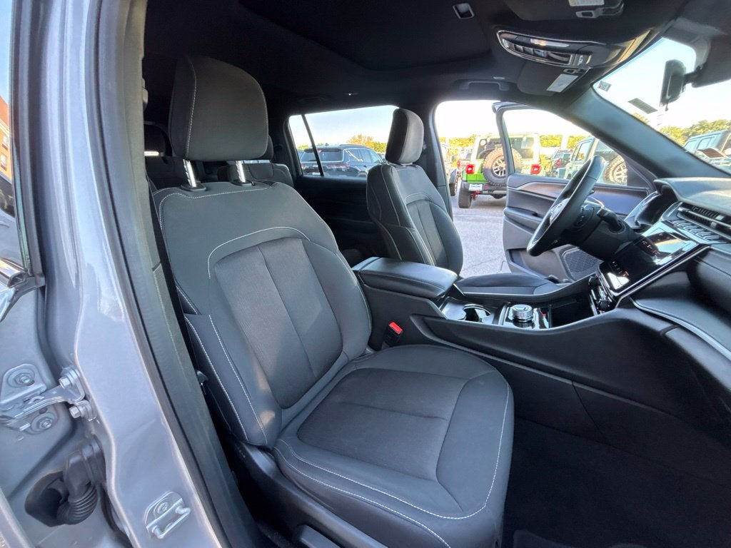 2025 Jeep Grand Cherokee L Laredo X 4x2