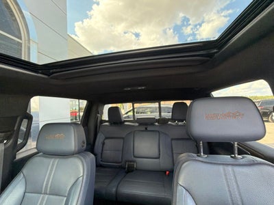 2022 Chevrolet Silverado 1500 4WD Crew Cab Short Bed High Country