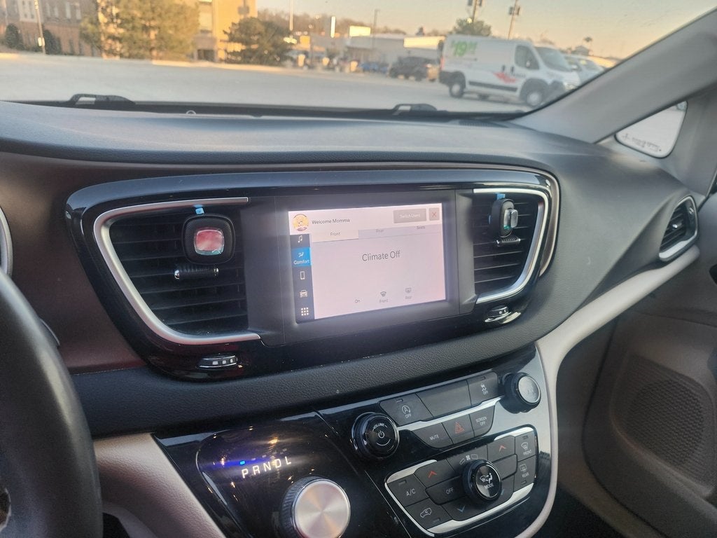 2022 Chrysler Voyager LX