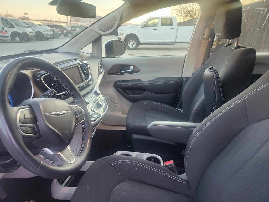 2022 Chrysler Voyager LX