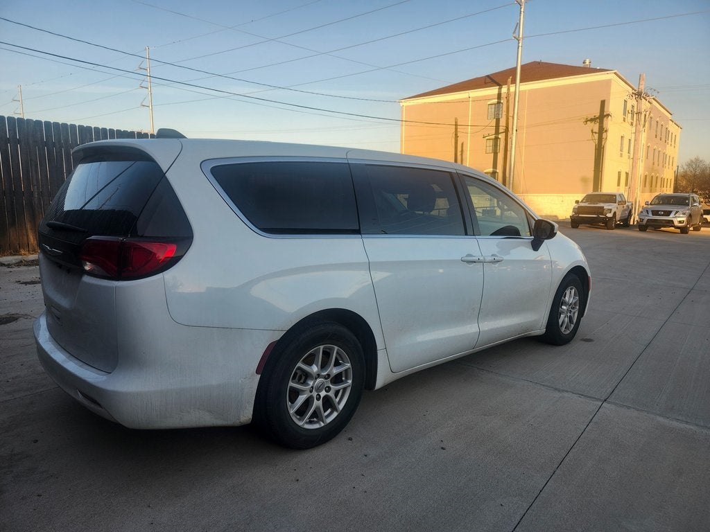 2022 Chrysler Voyager LX