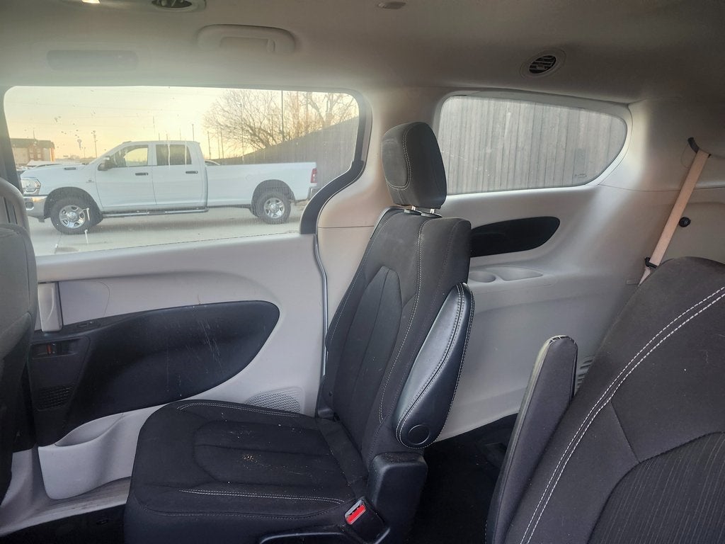 2022 Chrysler Voyager LX