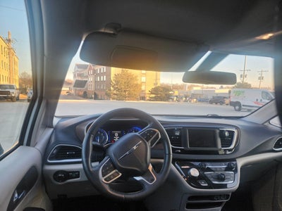 2022 Chrysler Voyager LX