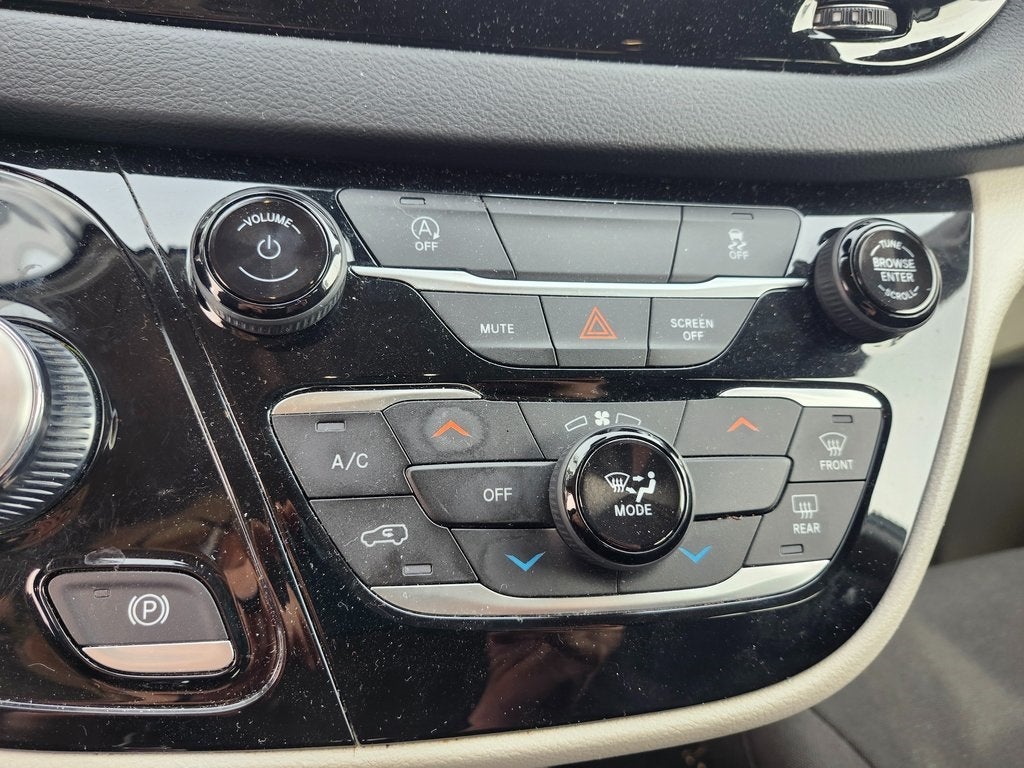 2023 Chrysler Voyager LX