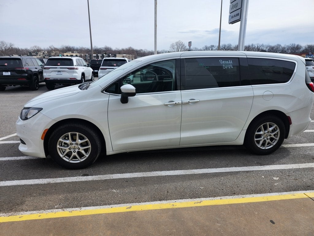 2023 Chrysler Voyager LX